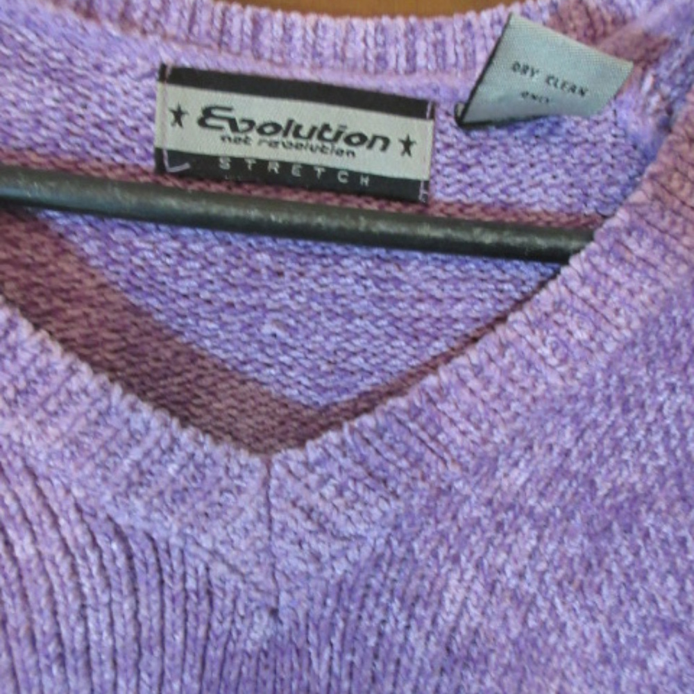 LAVENDER VELOUR V-NECK CROPPED TOP Medium - Picture 2 of 3